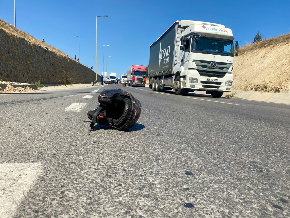 Hafriyat kamyonuyla çarpışan motosikletli kurye hayatını kaybetti