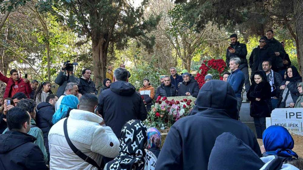 Usta sanatçı Ferdi Tayfur’un sevenleri kabrine akın etti