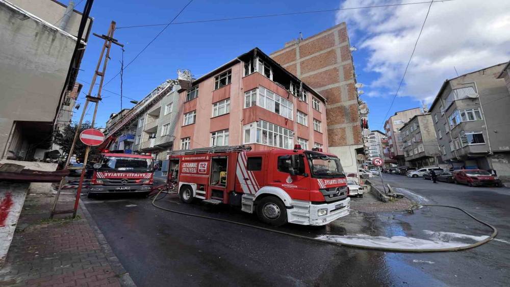 Esenler’de 4 katlı apartmanda korkutan yangın