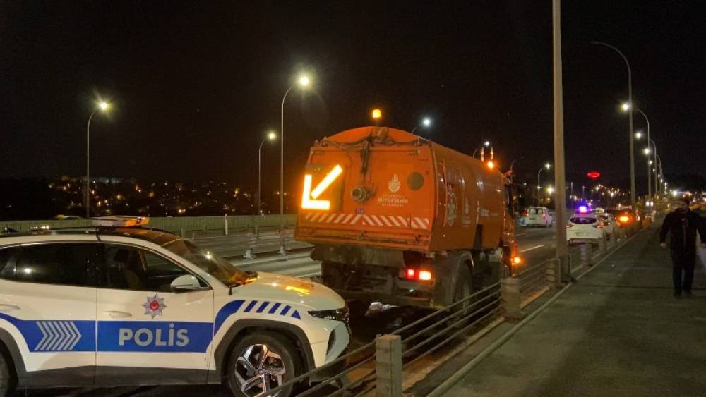 Haliç Köprüsü’de motosiklet yol temizleme aracına çarptı