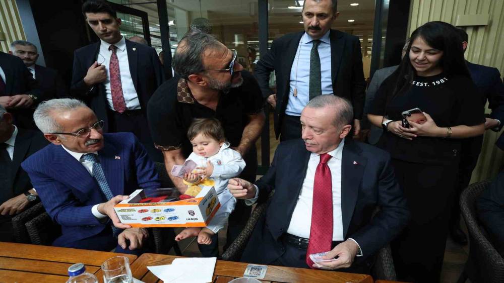 Cumhurbaşkanı Erdoğan, Ankara’da bir pastaneyi ziyaret etti