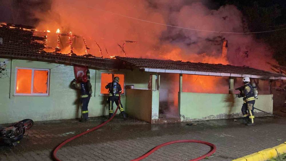 72 yaşındaki annesinin ilişkisi olduğunu düşünerek, içinde bulunduğu evi yakmış
