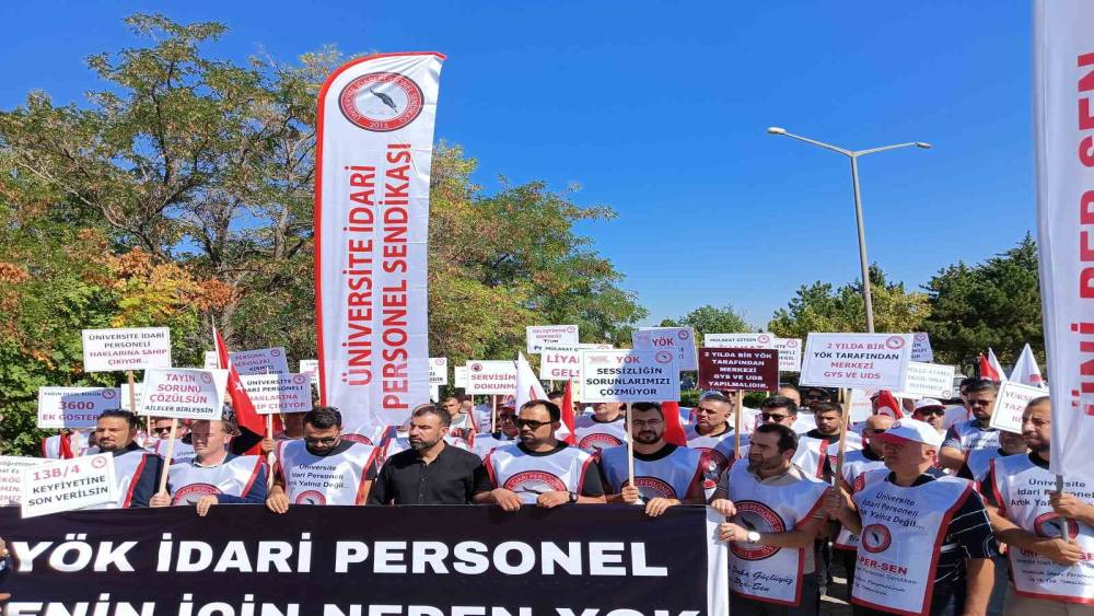 Üniversitelerdeki personel sorunları sebebiyle YÖK önünde eylem