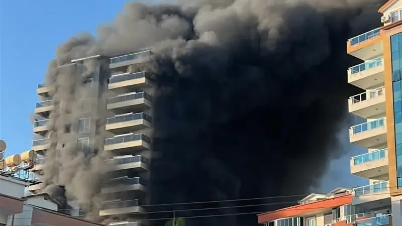 Antalya’da otel inşaatında yangın