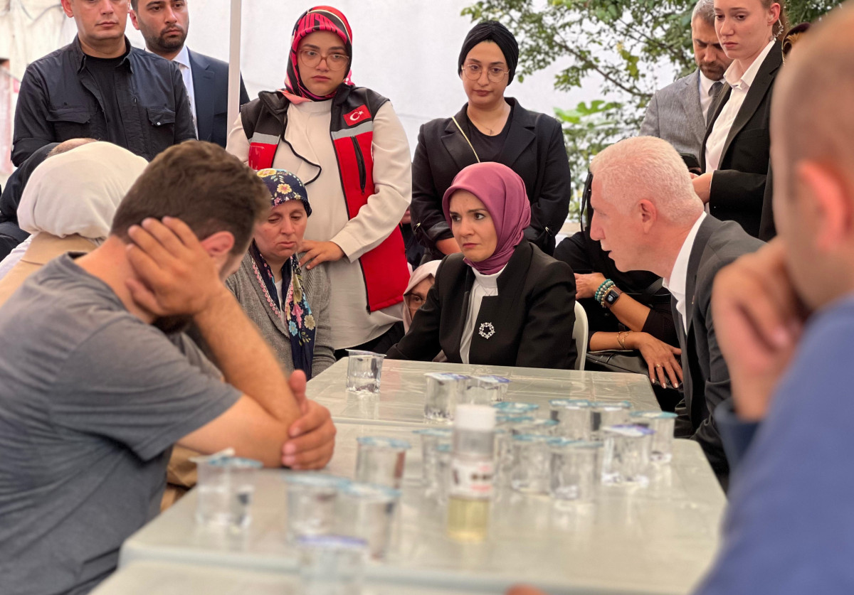 Bakan Göktaş'tan İstanbul'da öldürülen iki genç kızın ailelerine taziye ziyareti