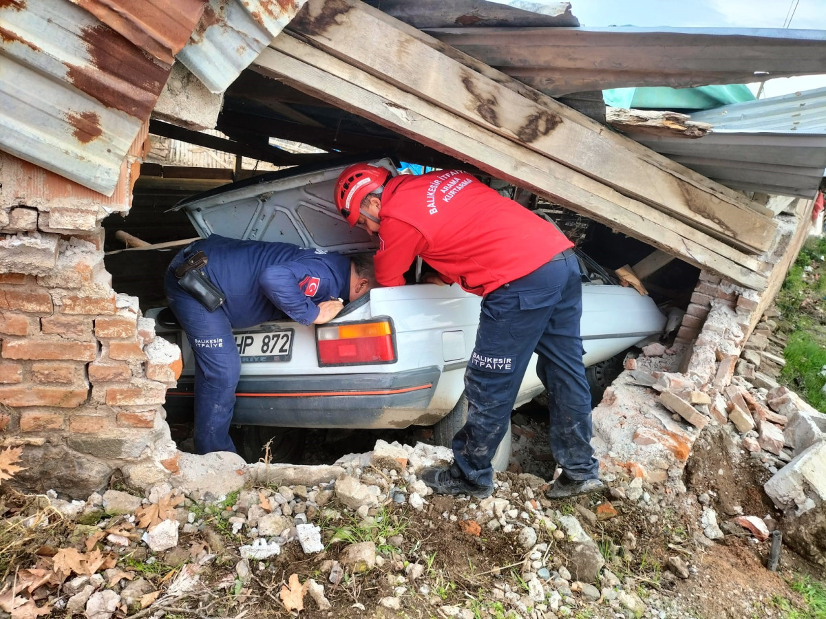 Balıkesir'de ağıla giren otomobilin sürücüsü hayatını kaybetti 