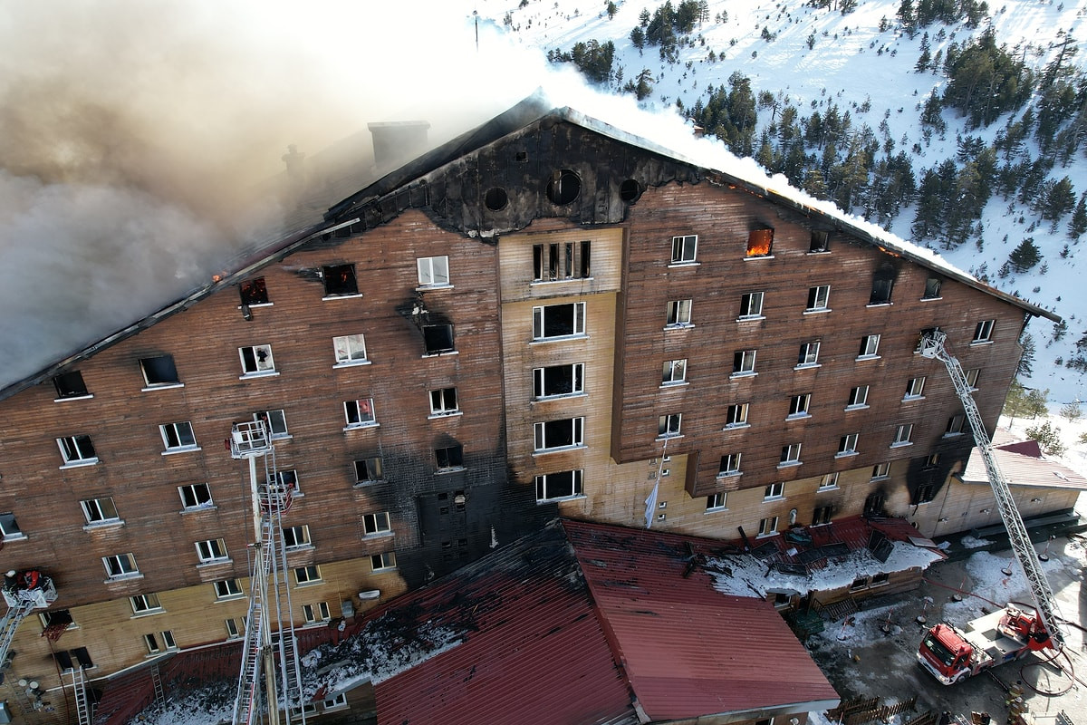 Bolu'daki Kartalkaya Otel Yangını: Belediye Başkan Yardımcısı ve İtfaiye Müdürü Vekili Gözaltına Alındı