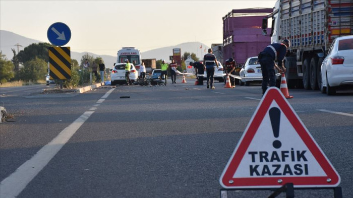 Bursa'da bariyerlere çarpan minibüsteki 10 kişi yaralandı