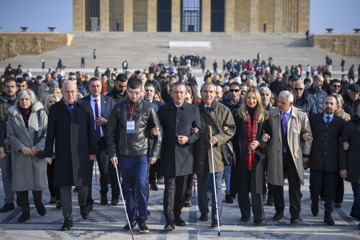 CHP Genel Başkanı Özel, engellilerle birlikte Anıtkabir'i ziyaret etti