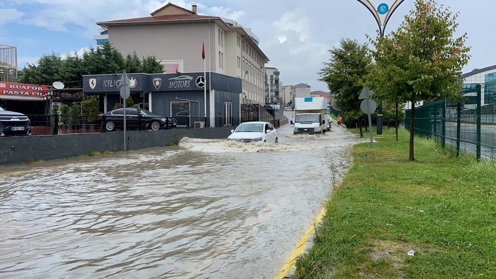 Gebze'de sağanak sürücülere zor anlar yaşattı