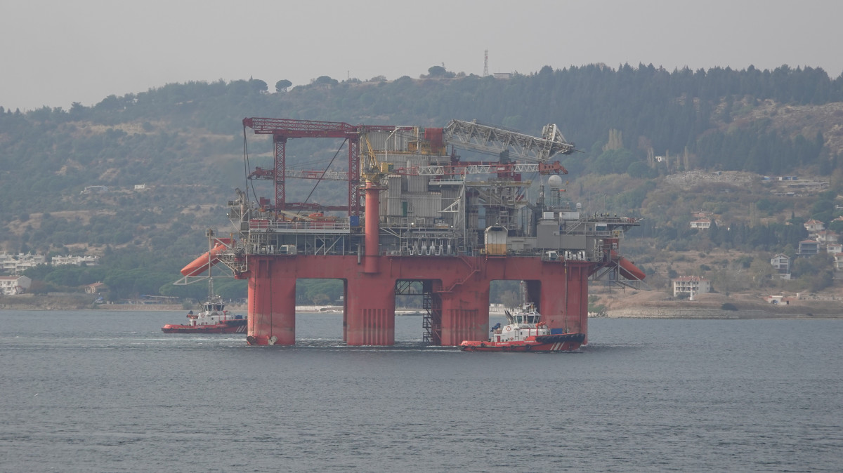 İstanbul Boğazı çift yönlü gemi trafiğine kapatıldı  