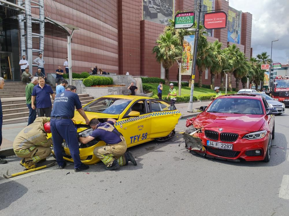 Kadıköy'de lüks araç park halindeki ticari taksiye çarptı