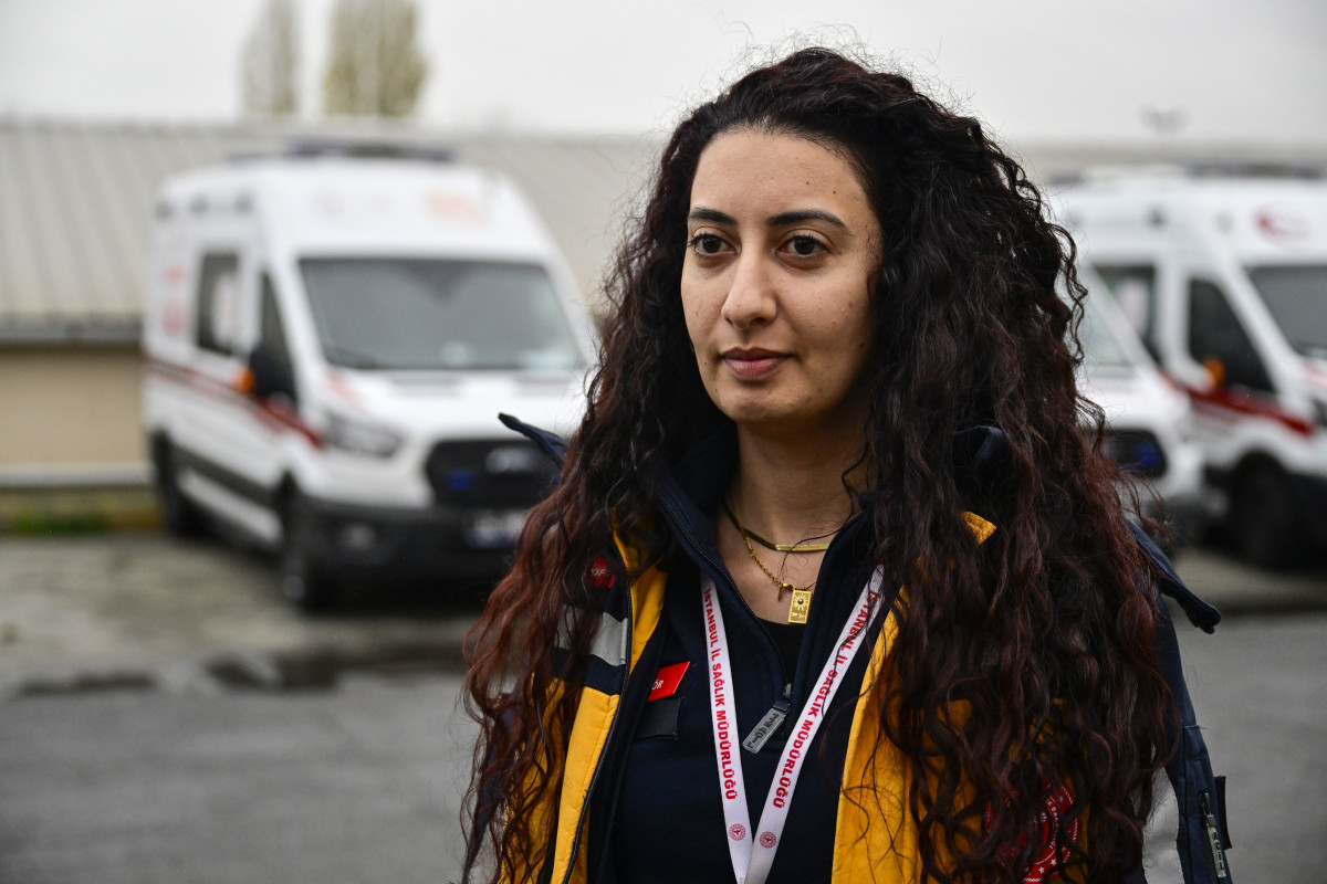 Kadın ambulans şoförleri hayat kurtarmak için zamanla yarışıyor