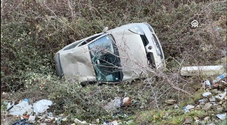 Karabük'te şarampole devrilen otomobilin sürücüsü yaralandı