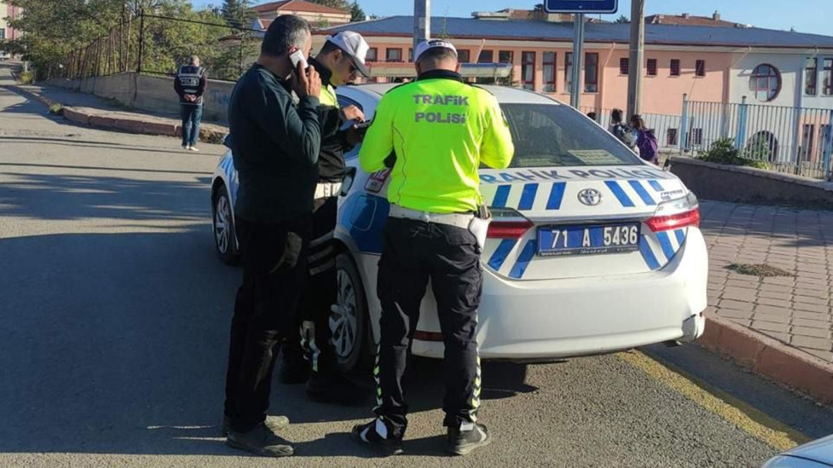 Kırıkkale'de polis ekipleri okul çevrelerinde denetimlerini sürdürüyor   