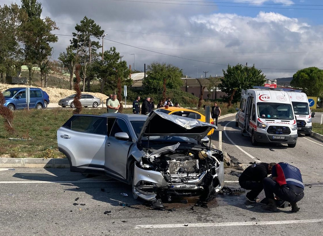 Kırklareli'nde taksi ile otomobilin çarpıştığı kazada 4 kişi yaralandı