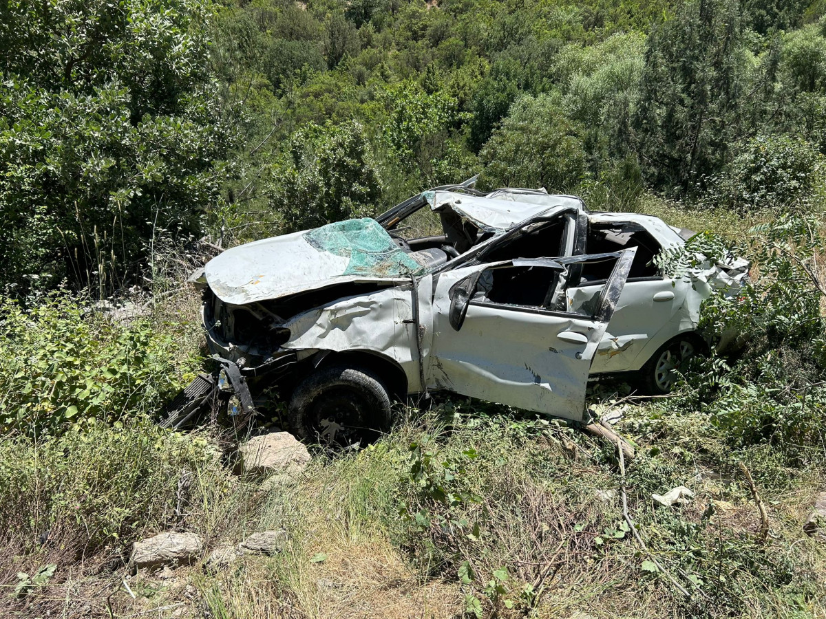 Şarampole devrilen otomobildeki 2 kişi öldü