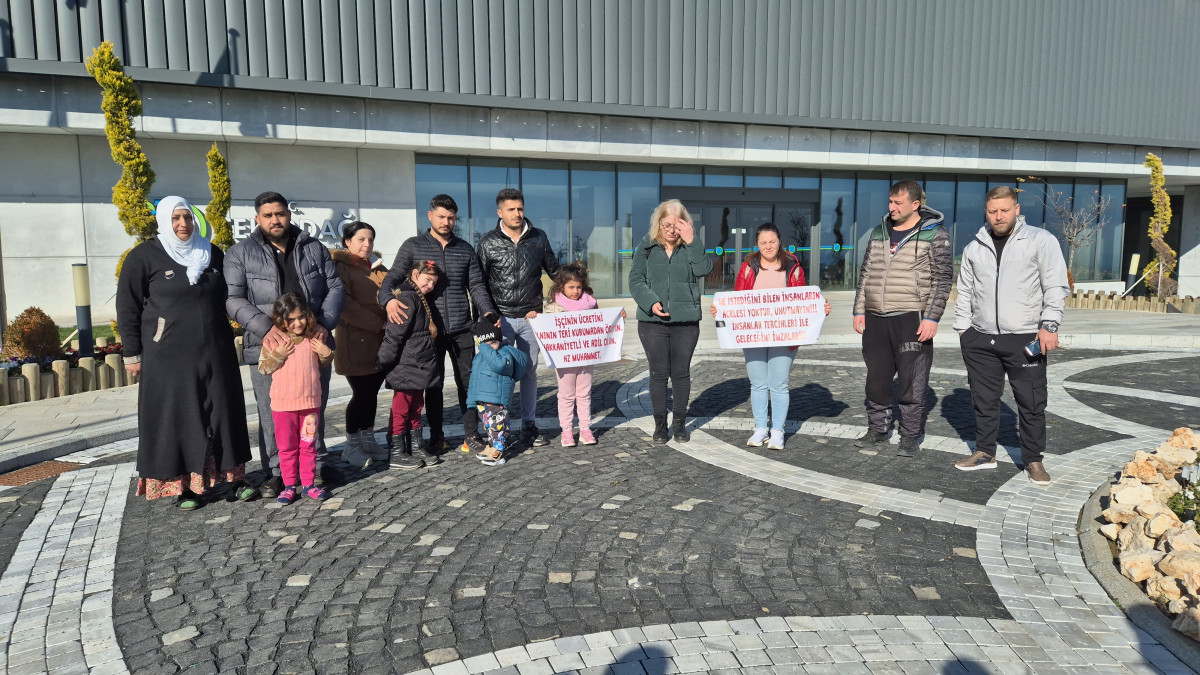 Tekirdağ Büyükşehir Belediyesi önünde işten çıkarılan işçilerden eylem