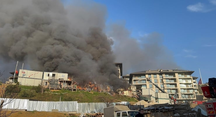 Üsküdar'da İnşaat Sahasında Korkutan Yangın: 3 Konteyner Yandı